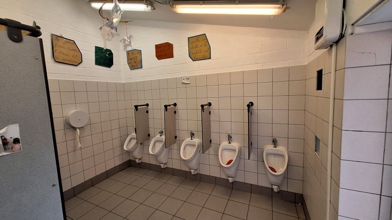 Les toilettes de la cour de récréation