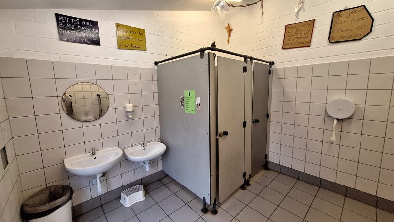 Les toilettes de la cour de récréation