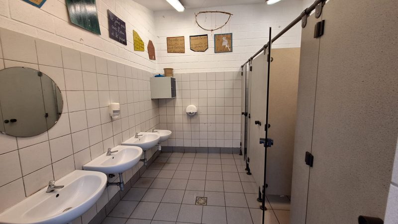 Les toilettes de la cour de récréation